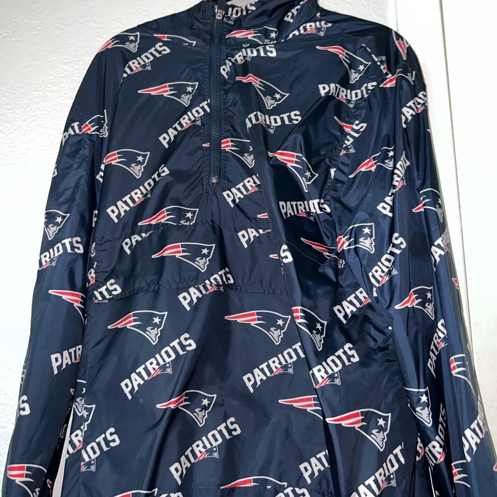 A patriots team wind breaker